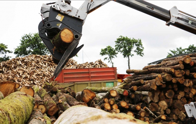 Grappin à bois Riman sur télescopique JCB serrant un tronc