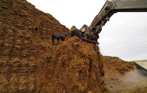 Râteau de désilage RIMAN pour les tas d'ensilage de maïs compacts